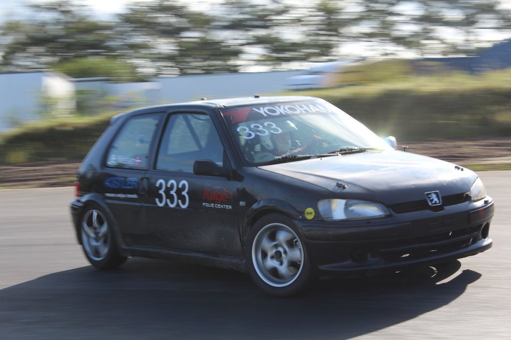 Erik Nielsen er forholdsvis ny i YTCC, men har allerede lært hvordan at man fanger en udskridning i den lille Peugeot 106 GTI – og jo, han holdt bilen på banen igennem Skoven.
(Foto: JJ Media)